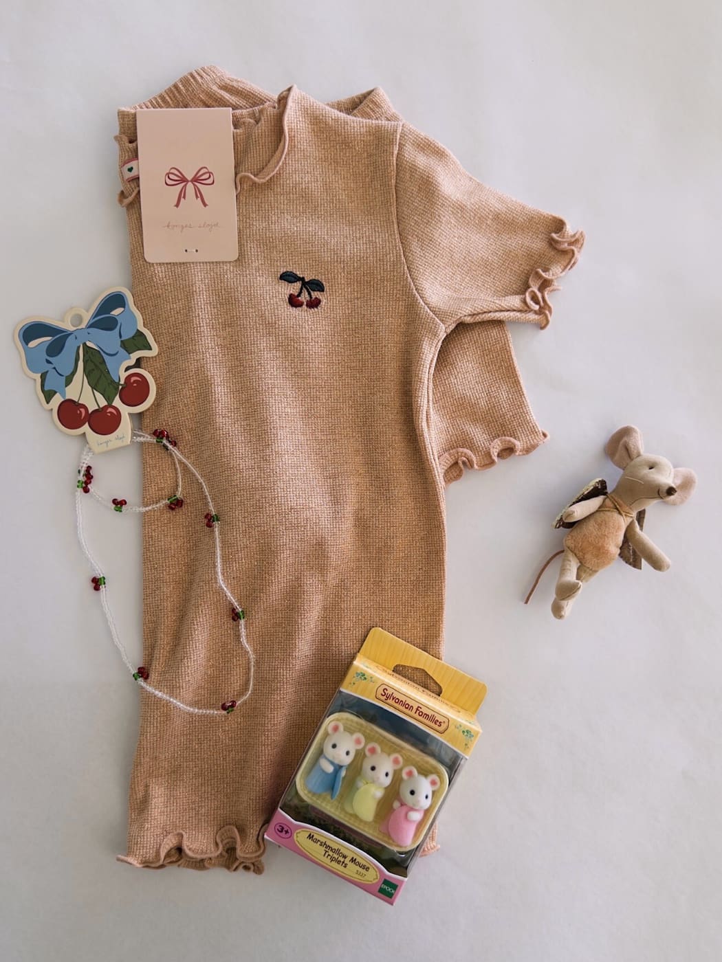 Glitter Konges Slojd Set with cherry design on a light gray background, accompanied by toys.