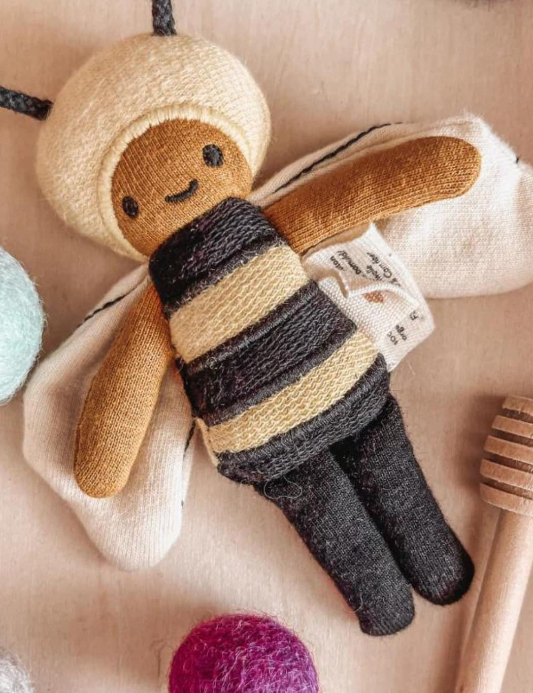 FabelabPocketFriendBee_1.jpg